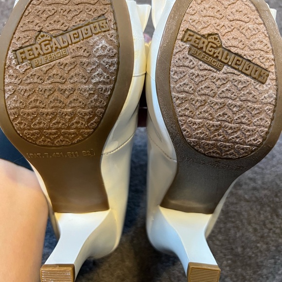 Fergalicious-Glamorous White Peep-Toe Heels with Bow Detail - Picture 8 of 9